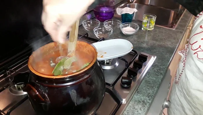 Dopo un'ora, aggiungere ulteriore peperoncino, alloro, pepe e sale a piacere.