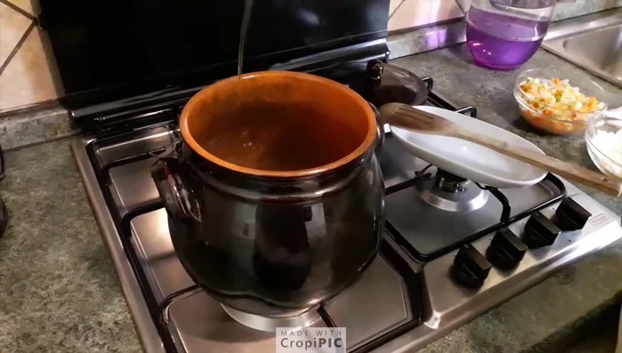 Mettere a soffriggere la cipolla e le verdure (sedano e carota) con olio di oliva in una pignata.