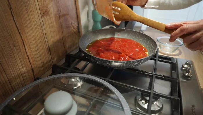 Aggiungere la polpa di pomodoro.