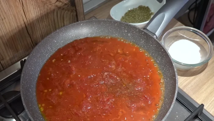 Aggiungere sale e pepe a piacere. Se desiderato, aggiungere anche capperi o prezzemolo.