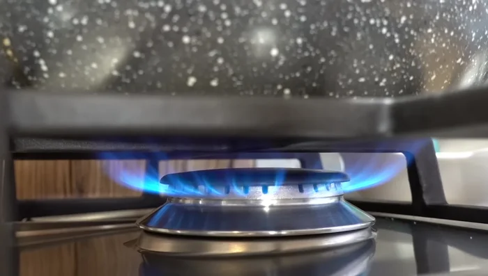 Abbassare la fiamma e far cuocere per 15 minuti.