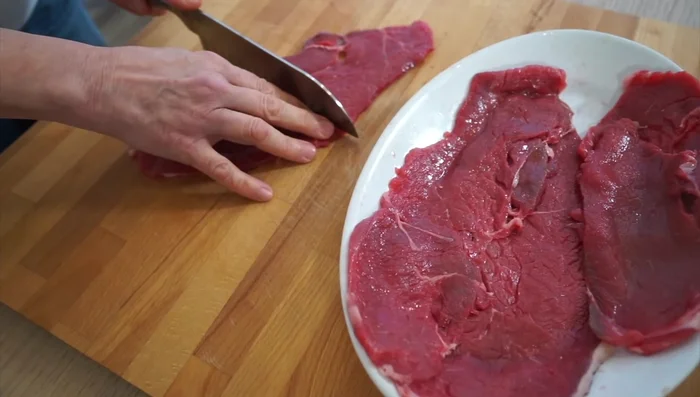 Tagliare le fette di carne a metà (se necessario).