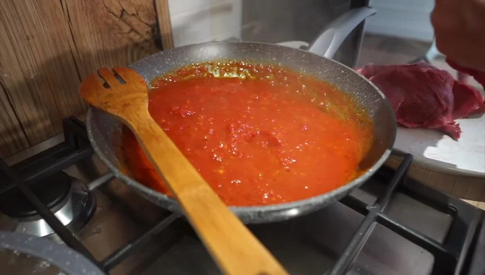 Aggiungere la carne alla salsa di pomodoro.