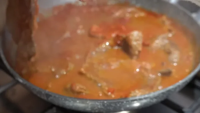 Cuocere per altri 5 minuti per lato, girando la carne a metà cottura.