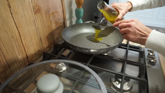 In una padella, aggiungere 4 cucchiai di olio extravergine di oliva e accendere a fiamma media.