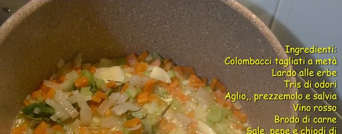 In una pentola, soffriggere il lardo e le erbe aromatiche (cipolla, aglio, rosmarino, salvia).