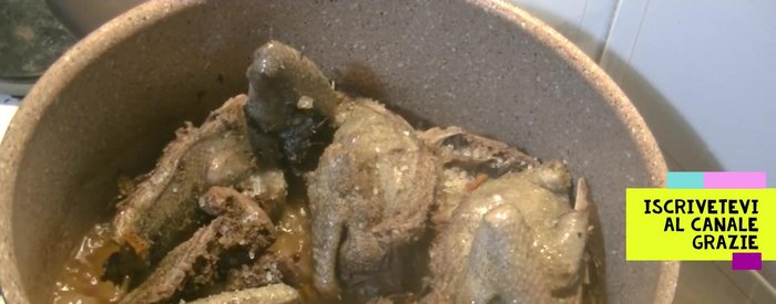 Aggiungere il brodo di carne, sale, pepe e chiodi di garofano.