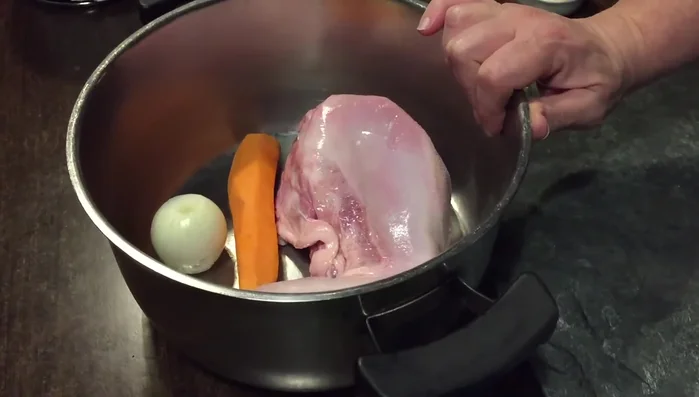 Mettere la lingua di vitello in una pentola con carota, cipolla, sedano, acqua e sale. Far bollire fino a quando la carne è tenera (circa 1 ora e mezza).