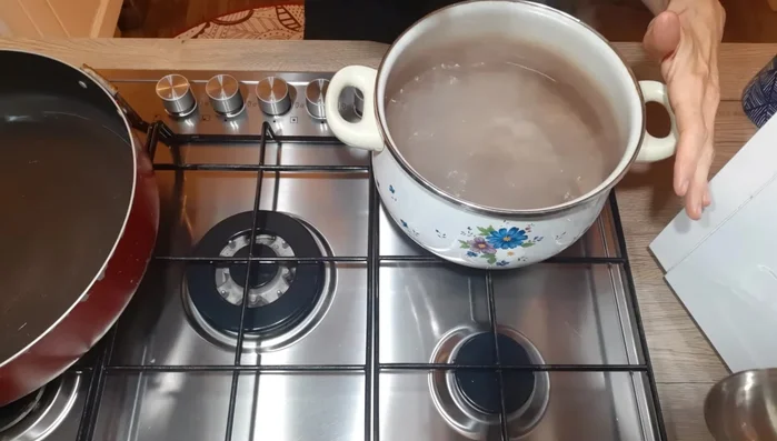 Portare a bollore 1,5 litri d'acqua con un cucchiaino di sale. (174.09)