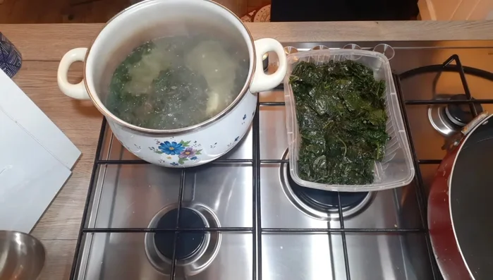 Aggiungere il burro all'acqua bollente e versare la polenta Valsugana, mescolando continuamente per evitare la formazione di grumi. (248.73)
