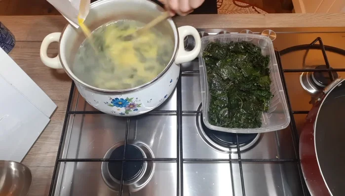 Cuocere la polenta per 8 minuti, mescolando regolarmente, fino a quando riprende il bollore. (307.77)