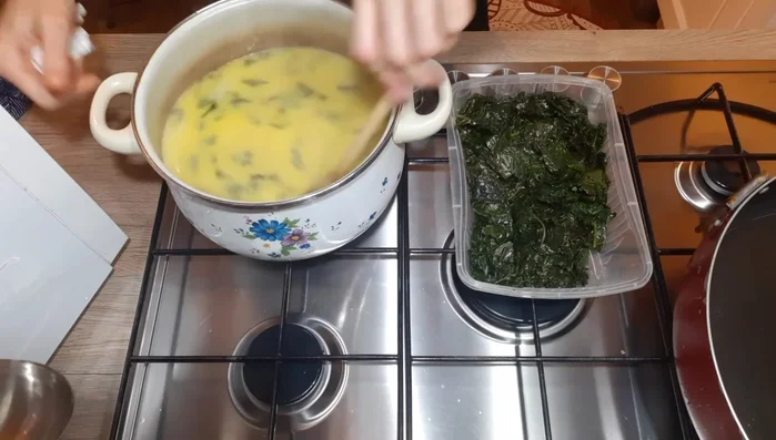 Aggiungere il cavolo nero lessato alla polenta e mescolare bene. (326.699)