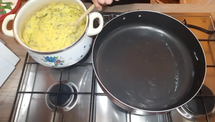 Versare la polenta in una teglia da forno imburrata (o oliata). Stendere bene per formare una base uniforme. (395.32)