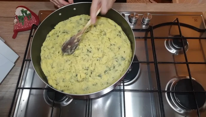 Preparare le polpettine di salsiccia: togliere la pelle dalla salsiccia, formare delle polpettine e saltarle in padella. (533.94)