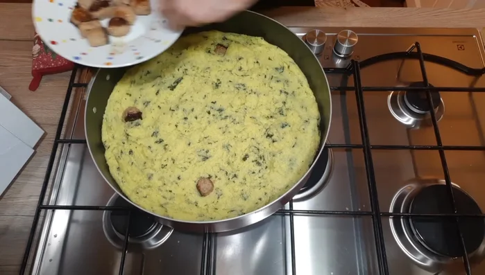 Aggiungere le polpettine di salsiccia sulla polenta. (546.37)