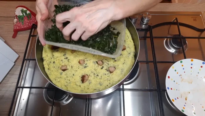Aggiungere il cavolo nero saltato in padella sulla polenta. (599.93)