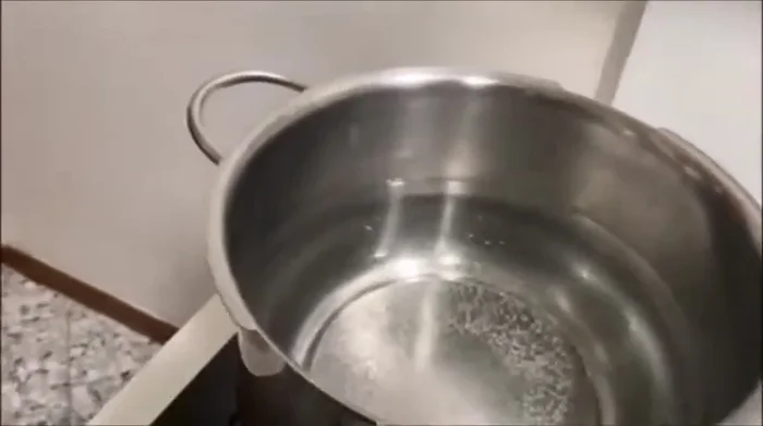 Mettere l'acqua a bollire in una pentola e aggiungere il sale. (121.81)