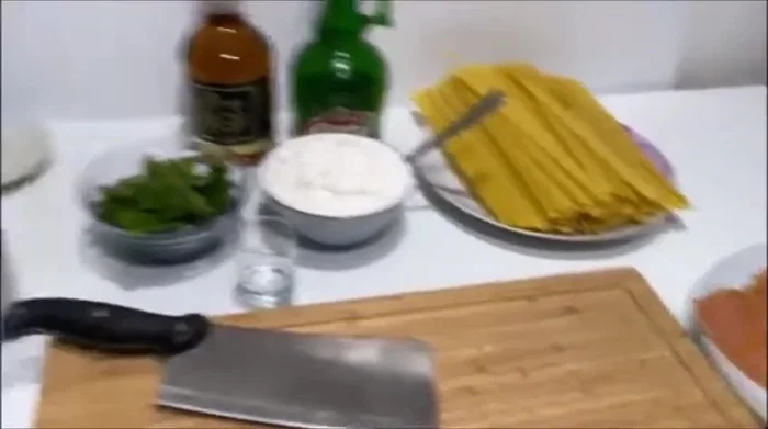 Tagliare il salmone a pezzettini e il prezzemolo finemente. (139.7)