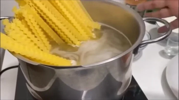Mantenere un po' dell'acqua di cottura della pasta. (292.8)