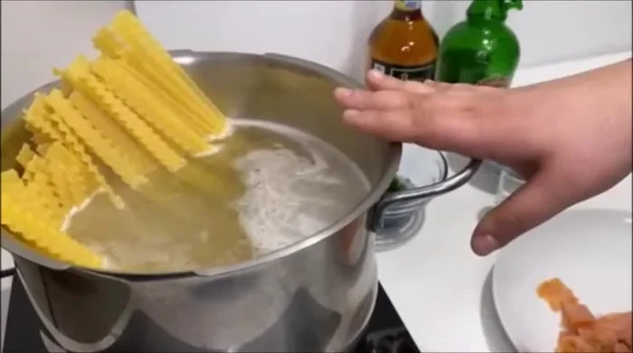 In una padella, aggiungere olio extravergine di oliva, il salmone e cuocere leggermente. (323.21)