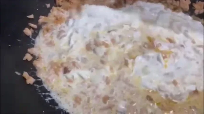 Aggiungere la panna da cucina e mescolare. (497.17)