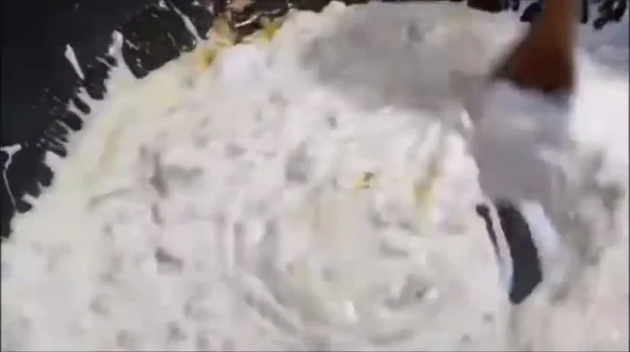 Aggiungere un po' di acqua di cottura della pasta per rendere la crema più fluida se necessario. (505.68)