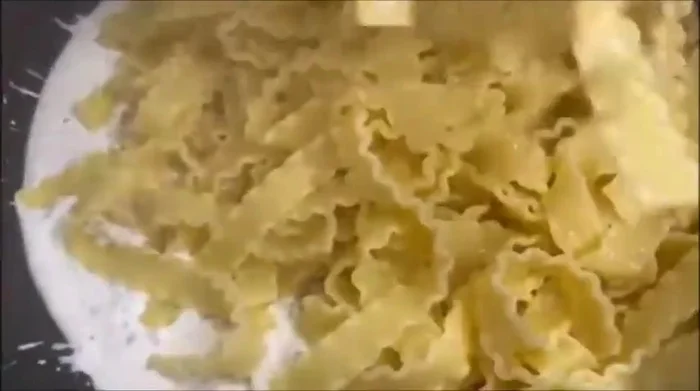 Scolare le mafalde e aggiungerle al sugo di salmone. (600.54)