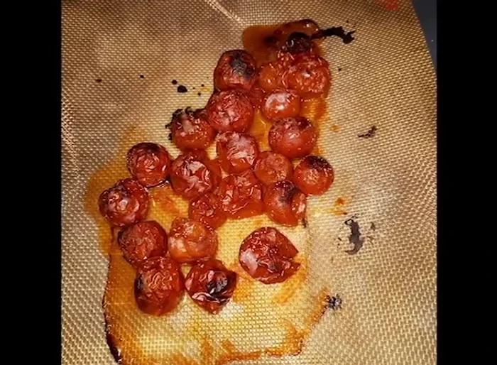 Arrostire i pomodorini in forno fino a quando non saranno leggermente carbonizzati.
