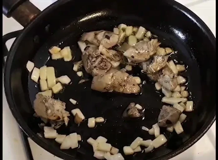 Aggiungere i carciofi, pepe nero macinato fresco e continuare la cottura.