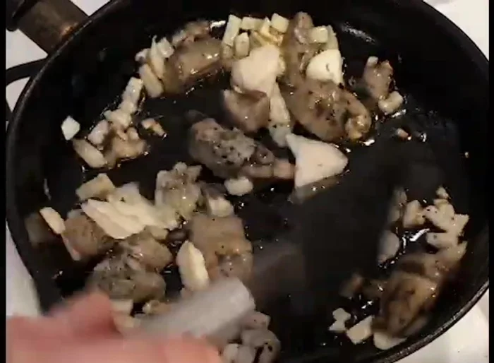 Aggiungere l'aglio tagliato a fettine sottili e continuare a mescolare.