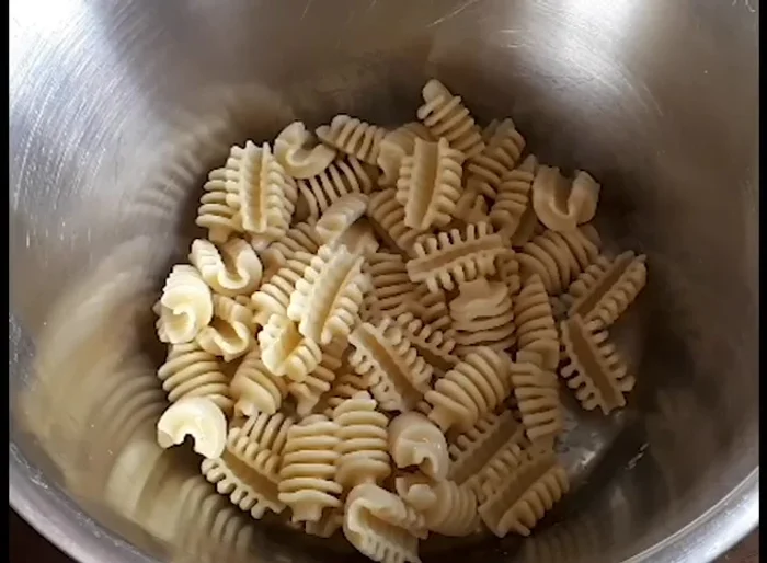 Togliere dal fuoco e aggiungere il composto alla pasta cotta in una ciotola.