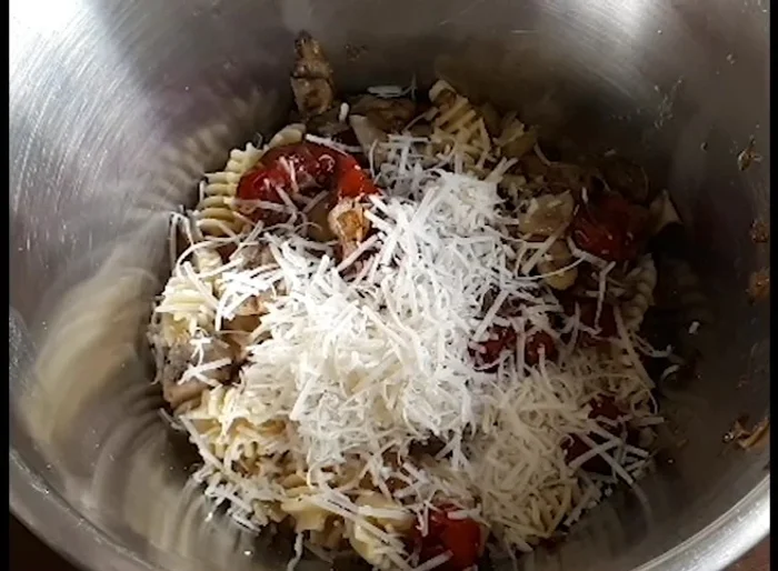 Aggiungere il parmigiano grattugiato, la chiffonade di basilico fresco e, a piacere, un paio di cucchiai di maionese.