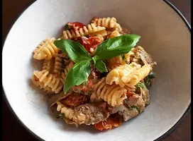 Pasta Radiatori: Ricetta Italiana con Carciofi Grigliati e Pomodorini