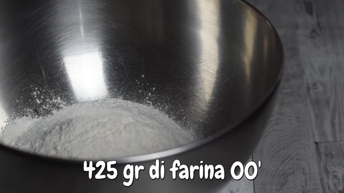 In una ciotola, mescolare 425 g di farina 00 con 230 g di acqua in cui sono stati precedentemente sciolti 8 g di lievito di birra fresco. Mescolare con una forchetta fino ad ottenere un composto omogeneo.