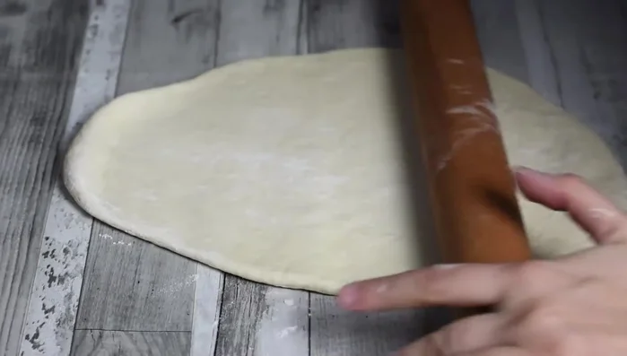 Tagliare l'impasto a strisce con un coltello o una spatola. Se troppo lunghe, tagliarle a metà.