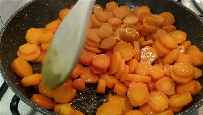 Se necessario, aggiungete un goccio d'acqua, evitando di esagerare per non lessare le carote. Continuate la cottura fino a quando le carote saranno ben rosolate (circa 20 minuti).