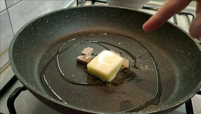 In una padella, fate sciogliere il burro e l'olio a fuoco medio. Aggiungete i dadi brodo.