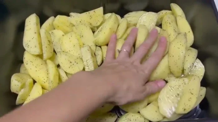 Condire le quaglie con olio, aroma e sale. Mescolare con le mani.