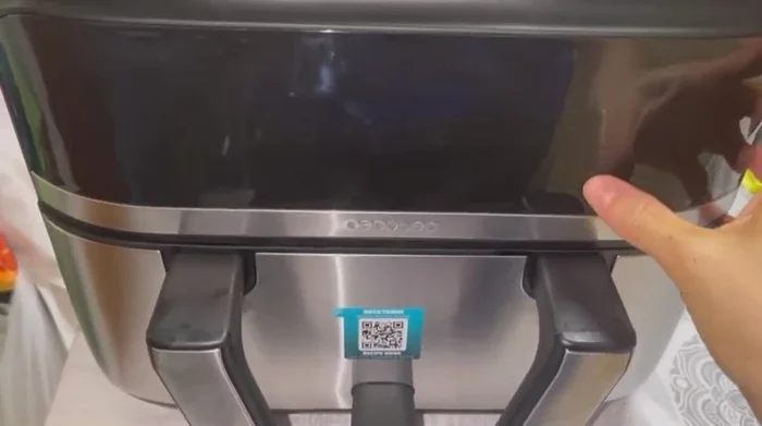 Accendere la friggitrice ad aria a 200° per 60 minuti.
