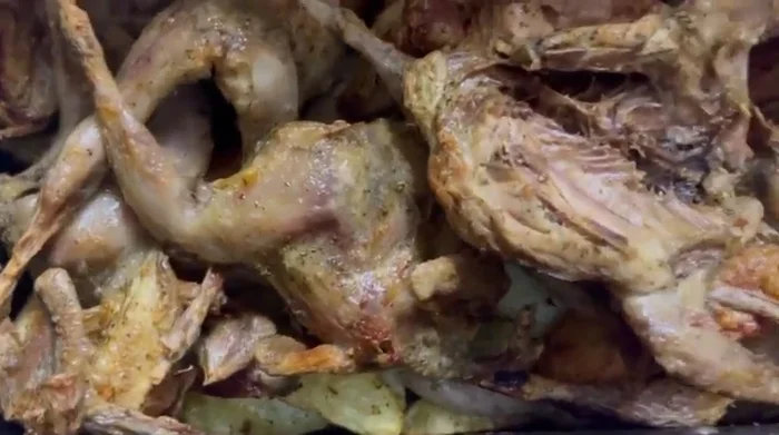Una volta cotte, estrarre le quaglie e le patate dalla friggitrice ad aria.