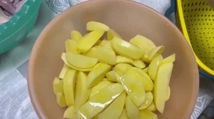 In una ciotola, condire le patate con olio, aroma e sale. Mescolare bene.