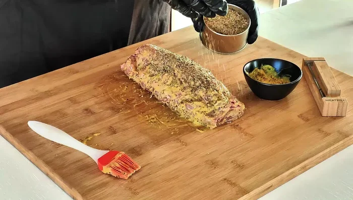 Massaggiare il rub (spezie) su tutto il filetto, assicurandosi di coprire ogni lato.