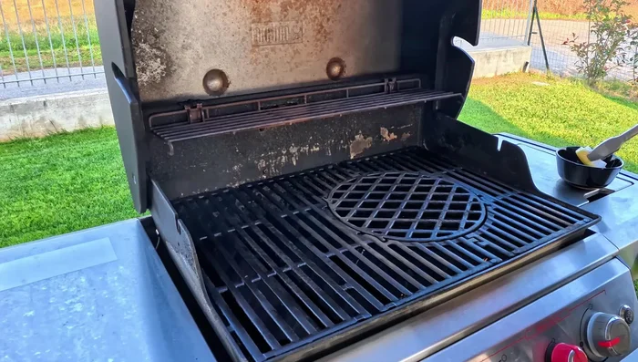 Accendere la griglia e portarla a 200°C. Ungere le griglie con olio.