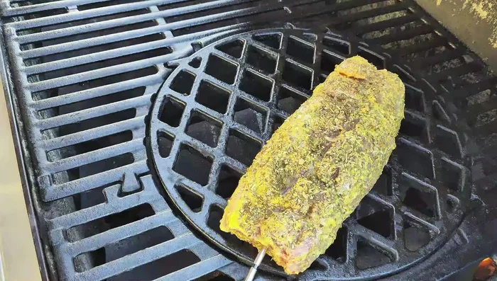 Cuocere il filetto sulla griglia a calore diretto per circa 15 minuti, girandolo ogni tanto, fino a raggiungere una temperatura interna di 63°C.