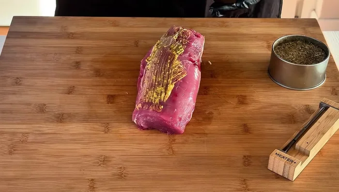 Spennellare il filetto con una miscela di senape L'Antica e senape classica (o la senape preferita).