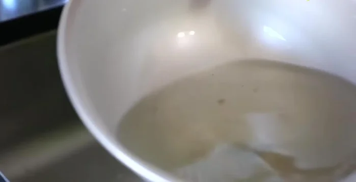 Controllare le vongole: se sul fondo trovate molta sabbia, battere leggermente la parte dell'apertura di ogni vongola. Se il mollusco è guasto, le conchiglie saranno piene di sabbia nera maleodorante.