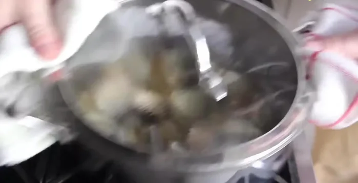 Lasciare cuocere per circa 5 minuti, mescolando spesso. Appena iniziano ad aprirsi, togliere dal fuoco immediatamente, anche una alla volta se necessario. Le vongole che rimangono chiuse dopo la cottura sono da scartare.