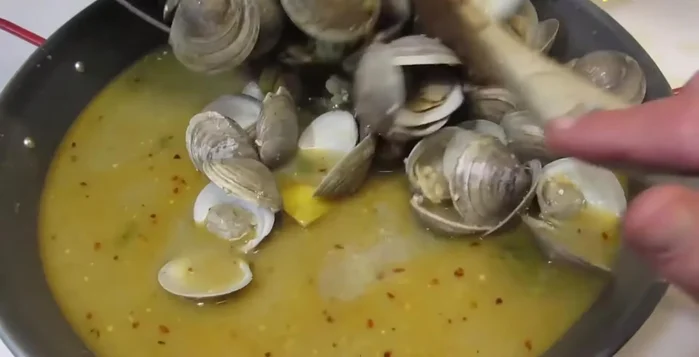 Filtrare il fondo di cottura attraverso un colino a maglie fitte foderato con carta da cucina o un panno per rimuovere la sabbia residua.