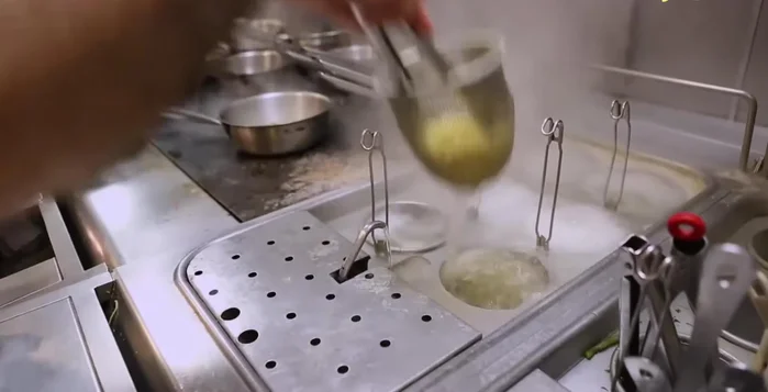 Per un piatto di pasta con vongole, saltare la pasta al dente nel fondo di cottura ristretto, unire le vongole alla fine.