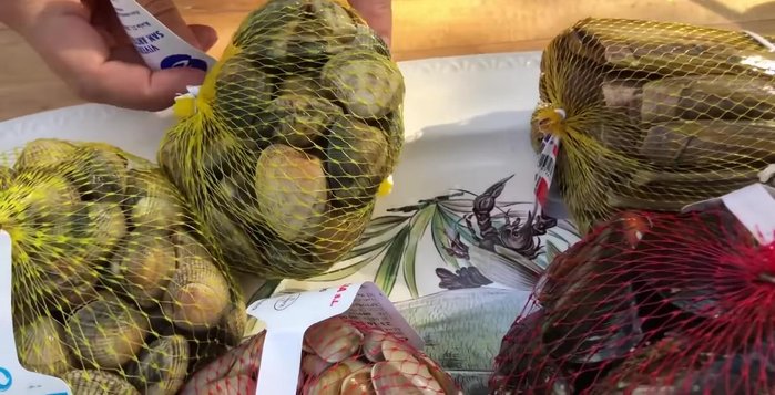 Acquistare vongole fresche: la confezione deve essere integra, con indicazione di varietà, metodo di produzione, tracciabilità e data di confezionamento. Le vongole vive sono chiuse e ben serrate; quelle aperte sono da scartare.